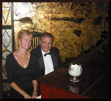 The Princess and pianist, Bob Lewis at the Royal Orleans lounge (c) 2004 DCoyote